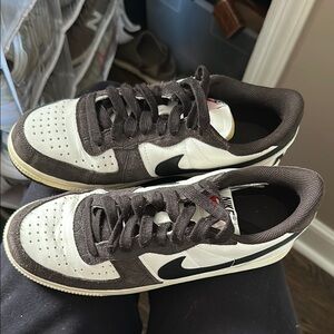 Nike low dunk Black and White Sneakers women’s 9, men’s 7.5
